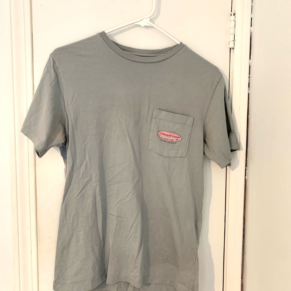 Grey location vineyard vines tee. Men’s size XS